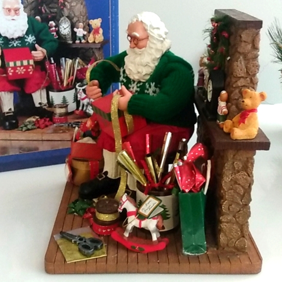 Handcrafted Fabric Mache Santa Claus Wrapping Presents by Fireplace Decor 8x9" - Picture 4 of 9